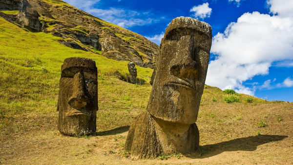 Quel est le nom des mystérieuses statues que l'on trouve sur l'île de Pâques ?