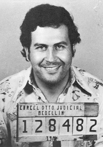 Pablo Escobar est mort. Il est le criminel le plus riche de l'Histoire, avec au début des années 1990 une fortune nette connue de 30 milliards de dollars (équivalent à 54 milliards de dollars en 2016)