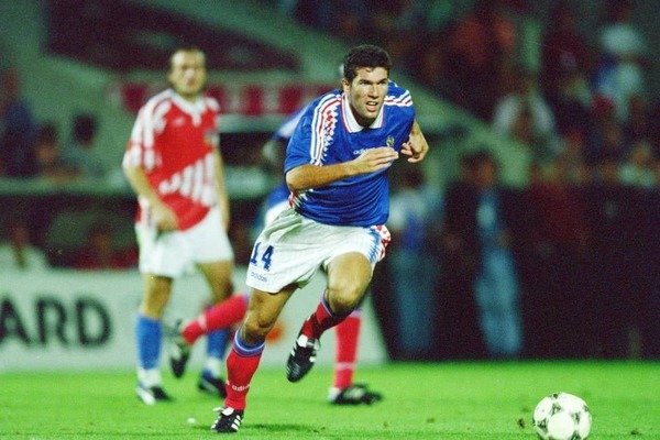 Le 17 août 1994, Zinedine Zidane inscrit 2 buts lors de sa première sélection en équipe de France au Parc Lescure. Qui a-t-il remplacé à la 62ème minute ?