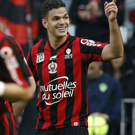 Bon c'est son nom de famille qui commence par Ben, qui est ce footballeur franco-tunisien trés doué et passé par un tas de clubs (OL,OM,PSG, Nice, Rennes, Lille ou Newcastle)
