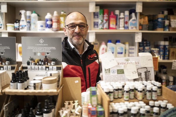 Il tient un commerce vendant principalement des produits liés aux soins corporels et à l'entretien domestique. C'est le ?
