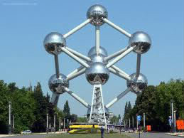 Quel monument de la Belgique se situe près de Bruxelles ?