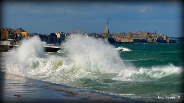 Les vagues étaient ..... à la côte avec une force formidable.