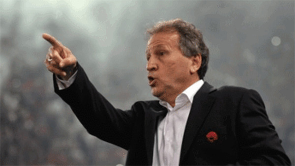 En 2011, de quelle équipe devient-il sélectionneur pour une quinzaine de matchs ?