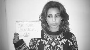 Pour rendre hommage au dessinateur, Tal a-t-elle fait une photo avec, écrit sur une feuille ’’je suis Charlie!’’ ?