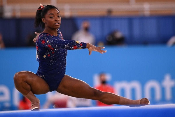 La gymnaste américaine Simone Biles a marqué les Jeux Olympiques de Tokyo, pour quelle raison ?
