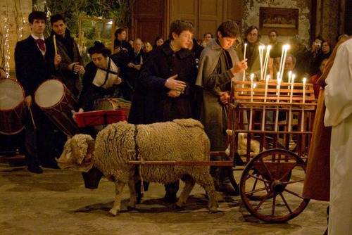 C'est une tradition provençale, où le plus bel agneau est placé dans une charrette tirée par des brebis et amenée par les bergers vers l'église le soir de Noël, symbolisant la naissance de Jésus :