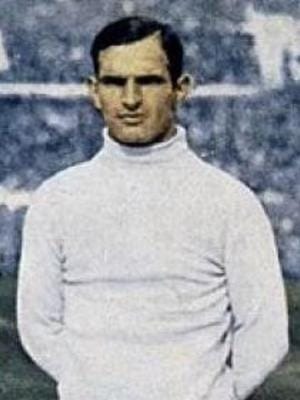 Avec l'Uruguay, il remporte la première Coupe du Monde en 1930. Il s'agit de ?
