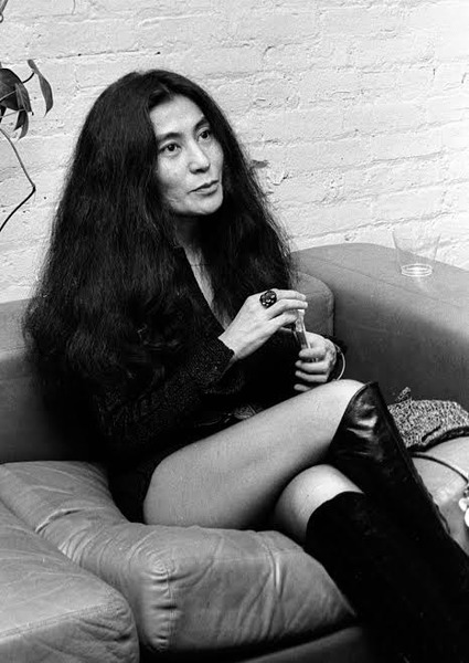 Avec quel rockstar, l'artiste Yoko Ono a-t-elle vécu une célèbre histoire d'amour ?