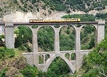 La ligne de chemin de fer qui relie la gare de Villefranche de Conflent à celle de Latour-de-Carol est empruntée par le très touristique