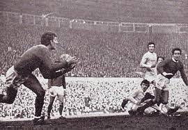 Considéré comme le premier match officiel à se terminer par une séance de tirs au but en 1970, il opposait Manchester United à......