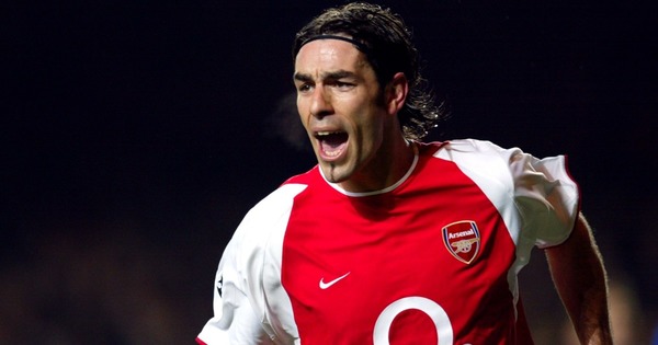 Après l'Euro 2000 il rejoint Arsenal, club avec lequel il remportera....