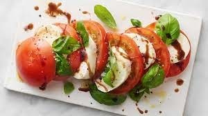 De quoi se compose la fameuse salade italienne "caprese", originaire de Capri ?