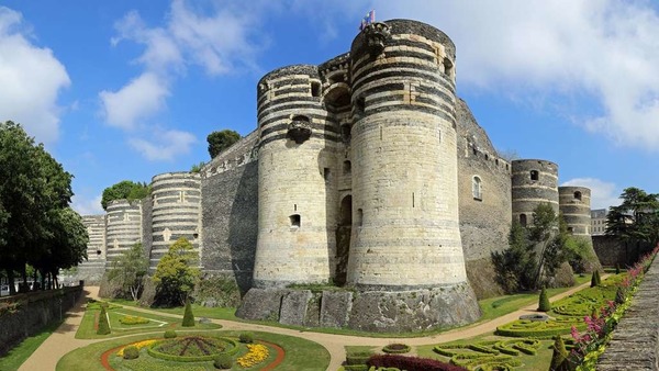 Quel château est notamment composé de dix-sept tours édifiées sous le règne de Saint-Louis ?