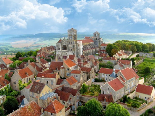 Dans quel département le village de Vézelay est-il situé ?