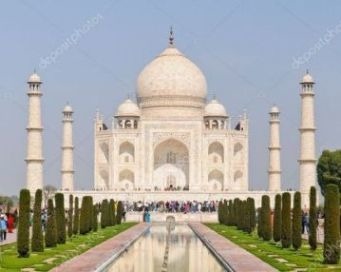 Le Taj Mahal, ce mausolée de marbre blanc construit en mémoire de l'épouse de l'empereur Shâh Jahân se trouve _____ :