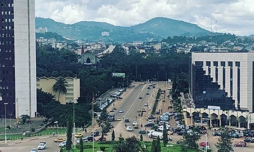 Surnommée "la ville aux sept collines", quelle métropole est la capitale politique du Cameroun ?