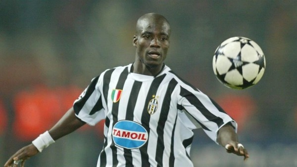 Il a joué longtemps en Italie et à Fenerbahçe, leader et capitaine des Black Star dans les années 2000 et 2010 ?