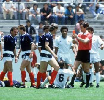Lors de Uruguay-Écosse du Mondial 86, quel joueur a reçu le carton rouge le plus rapide (56 secondes) ?