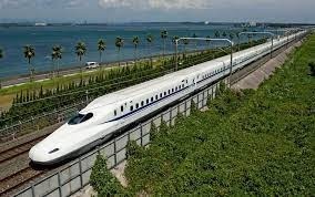 Quel est le nom du système de train à grande vitesse en service au Japon ?