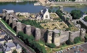 Combien de tours entourent l'enceinte du château d'Angers ?