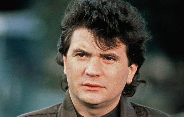 Le 14 janvier, en compagnie de 4 personnes, le chanteur Daniel Balavoine trouve la mort suite à un tragique accident.....