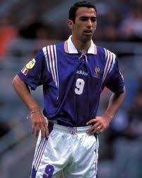 On termine par "le serpent" et oui c'était sonn surnom, une saison à Paris avant son passage à l'Inter en 1997, qui est ce joueur français ?