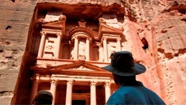 Dans "Indiana Jones et la Dernière Croisade", Harrison Ford se trouve devant quel célèbre site ?