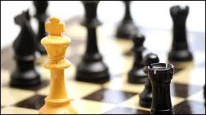 Une partie d'échecs se termine lorsqu'un joueur est échec et mat. Ce terme vient du persan "Shat Mat" qui signifie :