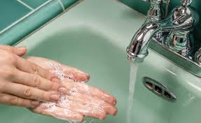 A lavagem de mãos é feita........
