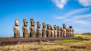 Dans quelle direction regardent les moaï, statues colossales de l’île de Pâques ?