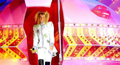 No "Xou da Xuxa", que música a apresentadora cantava ao sair da nave cenográfica ?
