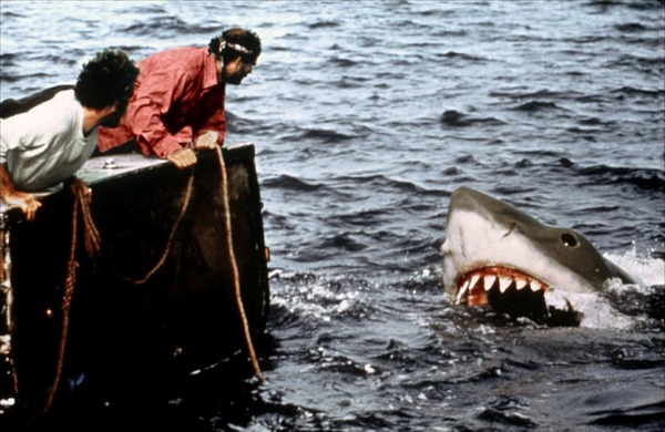 Qui est l’auteur du livre “Les dents de la mer” dont est tiré le film de Steven Spielberg ?