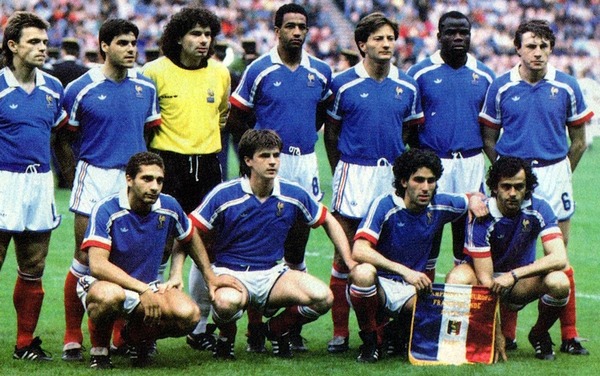 Contre quelle équipe connaît-il sa première sélection en Bleu le 19 août 1986 ?