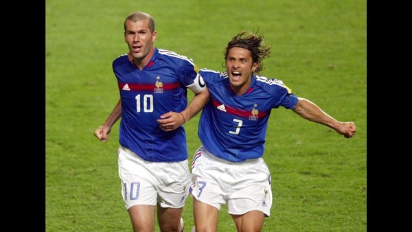 Lors de l'Euro 2004, contre quelle équipe inscrit-il un coup-franc direct et un penalty dans les dernières minutes du match ?