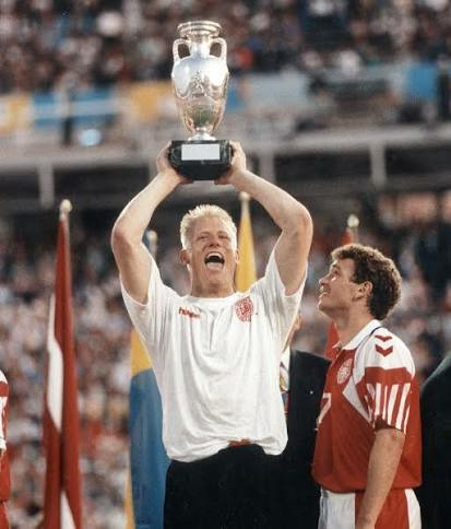 En quelle année le danois Peter Schmeichel a-t-il remporté le Championnat d'Europe des Nations ?