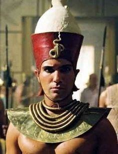 Que symbolisait la double couronne portée par les pharaons égyptiens ?