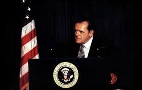 Qui incarne le président Richard Nixon dans le film biographique réalisé par Oliver Stone en 1995 ?