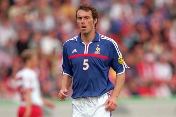En 2000, il dispute son 3e et dernier Euro. Il y inscrit un but contre ........