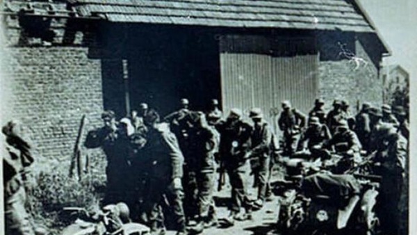 Dans quelle ville eut lieu le massacre de la ferme du Paradis : 97 soldats britanniques prisonniers issus du 2e bataillon du Royal Norfolk Regiment, du 1er bataillon du Royal Scots et d'autres corps expéditionnaires britanniques sont exécutés ?