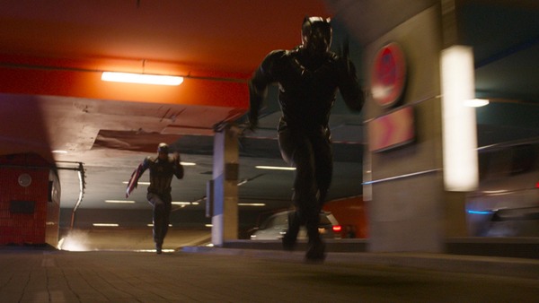 Dans cette image, qui Black Panther poursuit-il ?