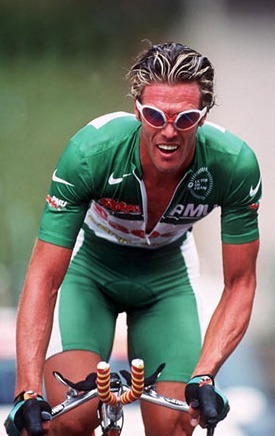 Il détient le record de victoires d'étapes au Giro d'Italie (42) et 12 étapes au Tour de France, dès que la route s’élevait il abandonnait, l'italien...?