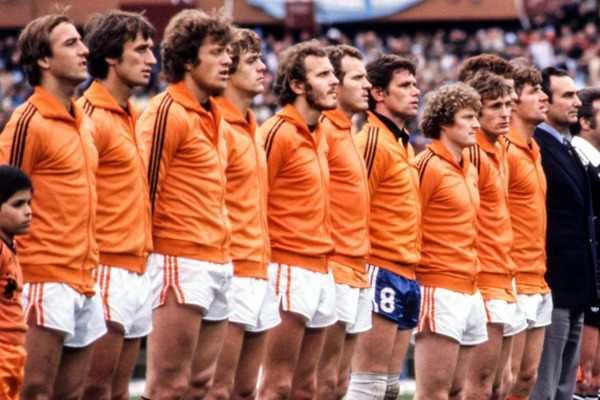 4 ans après, les Orange se qualifient pour une nouvelle finale de Coupe du Monde. Cette fois-ci ils affronteront...