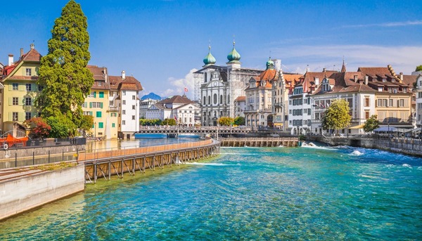 Quelle ville suisse est aussi connue sous le nom de «Ville Lumière» ?