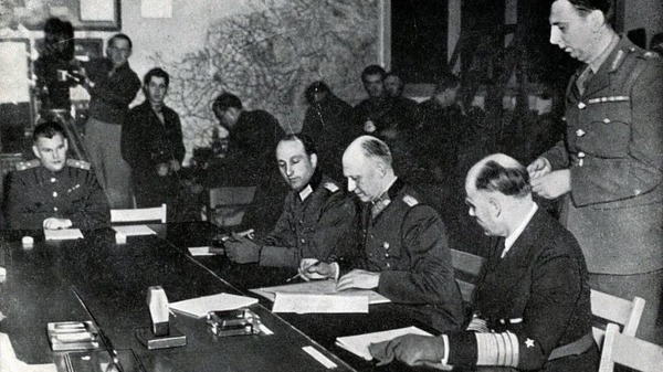 Quand et où a été signé l'armistice de 1945, déclarant le dépôt des armes et la fin des combats (ne pas confondre avec la réddition de la veille) ?