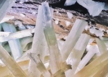 Ces cristaux géants pouvant faire 12m de long pour 55 tonnes (!) se trouvent dans une grotte à _____ ?