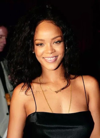 Com quais ritmos a cantora Rihanna iniciou a sua carreira?
