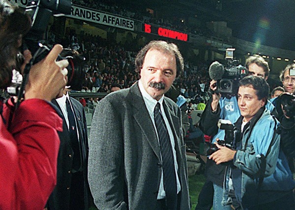 L'entraîneur parisien Artur Jorge est heureux. Mais à propos.... qui était l'entraîneur du Real lors de ce match ?