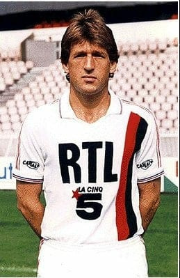 Ce yougoslave occupe la 10ème place du classement avec 85 buts inscrits. Il s'agit de...