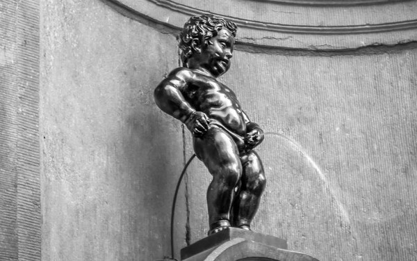 Situé au coeur de Bruxelles, quel est le nom de ce célèbre garçon qui urine ?